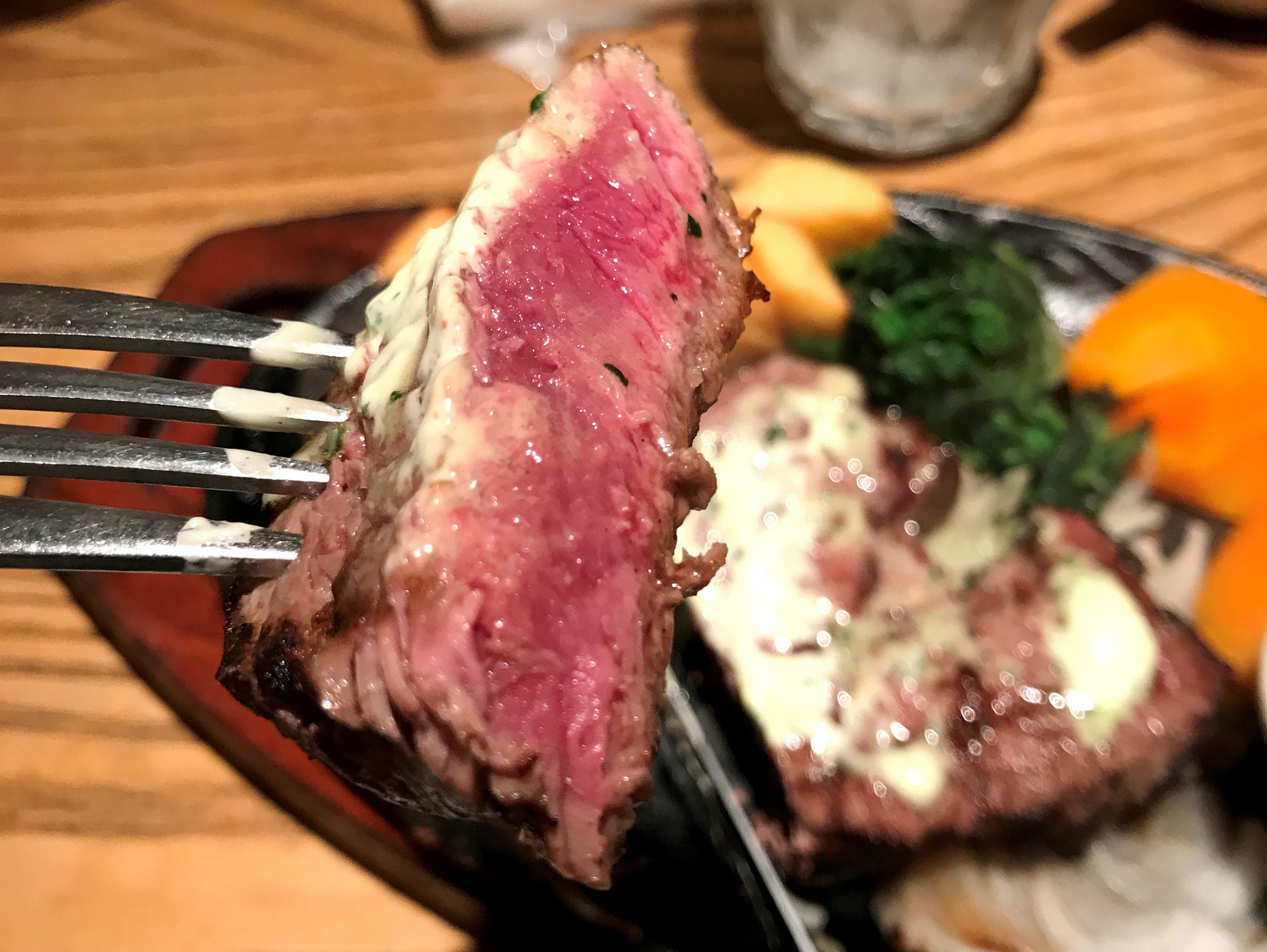 ガブリ ランチステーキの一口