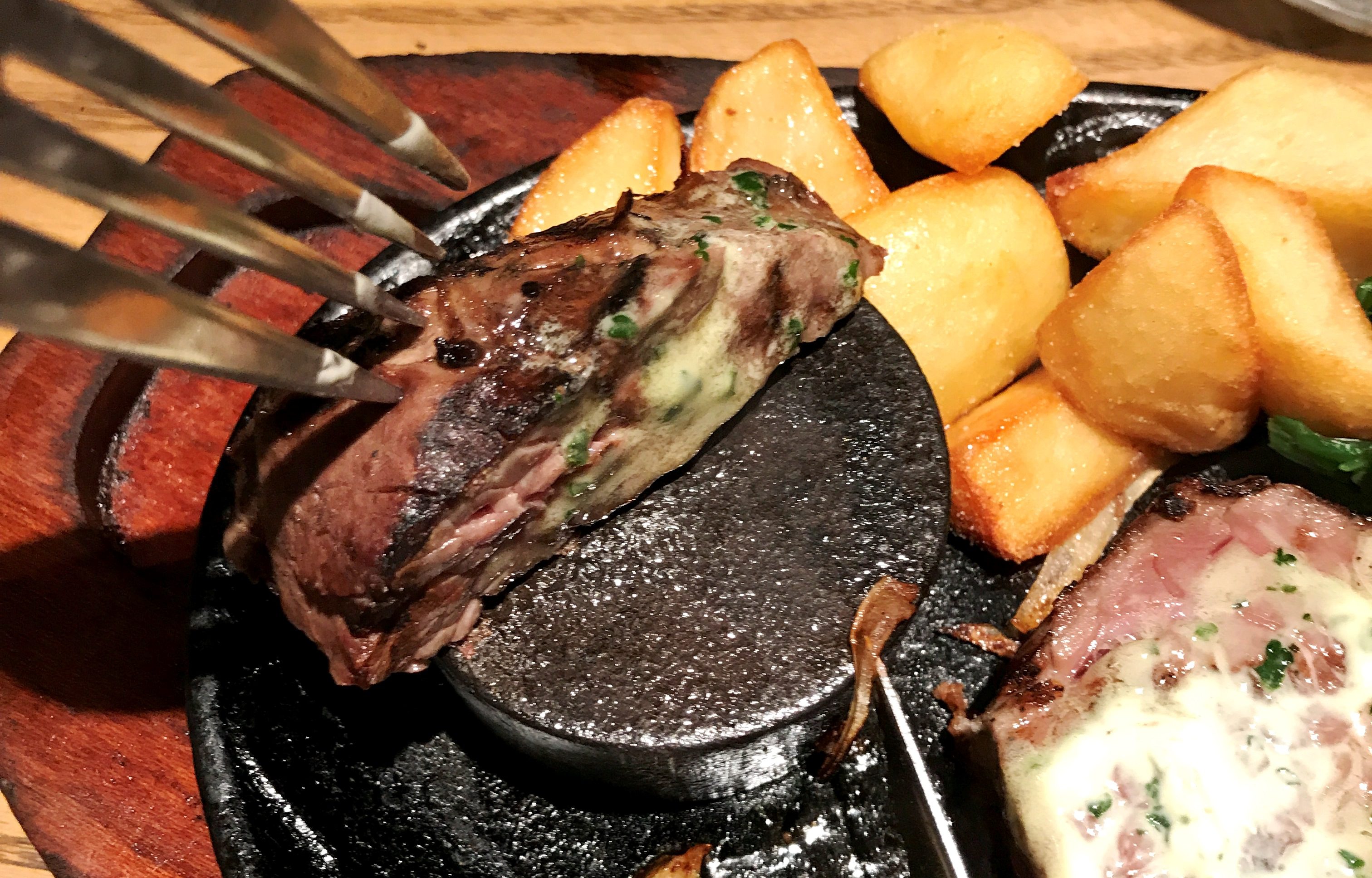 ステーキを焼く