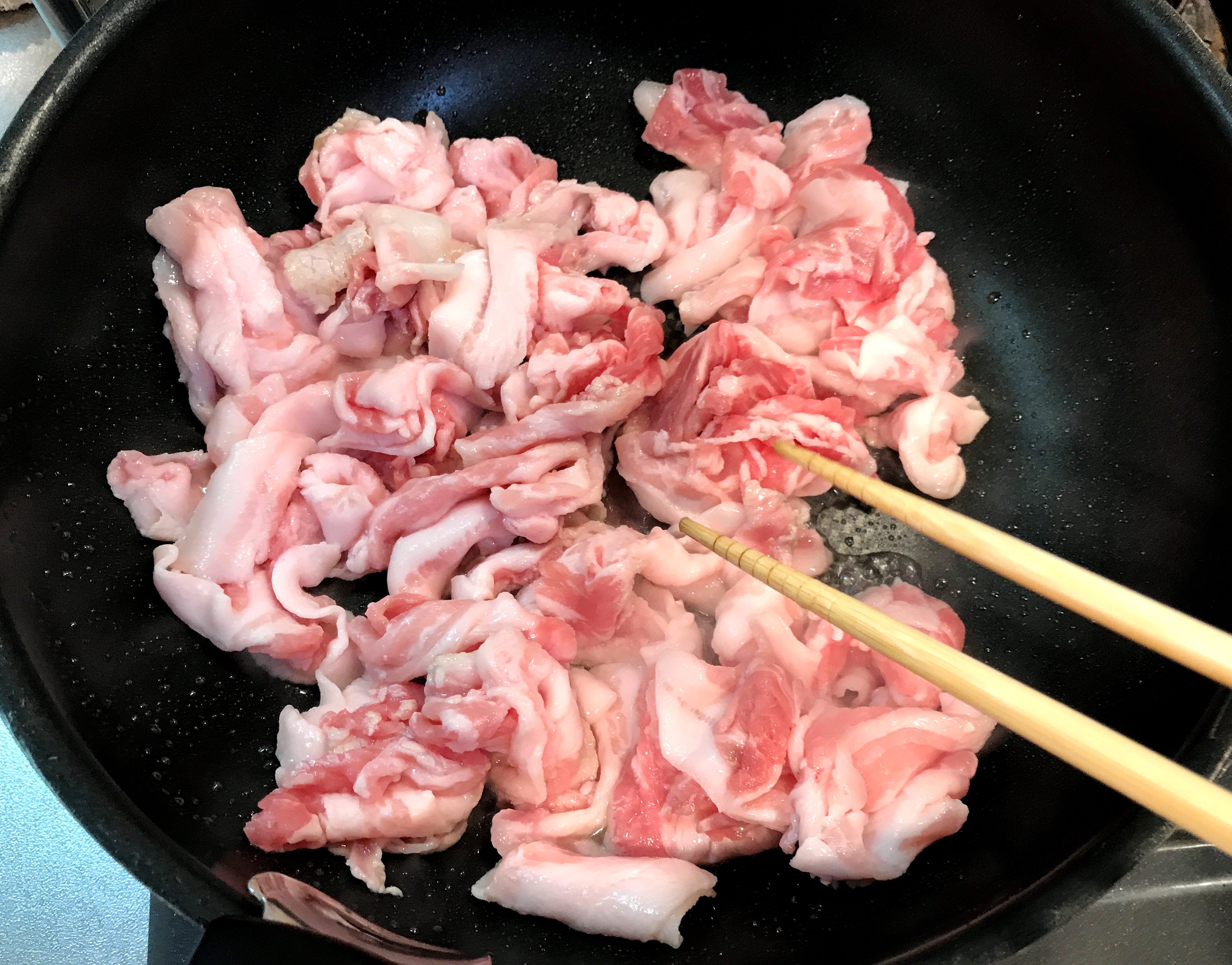 豚バラを焼く