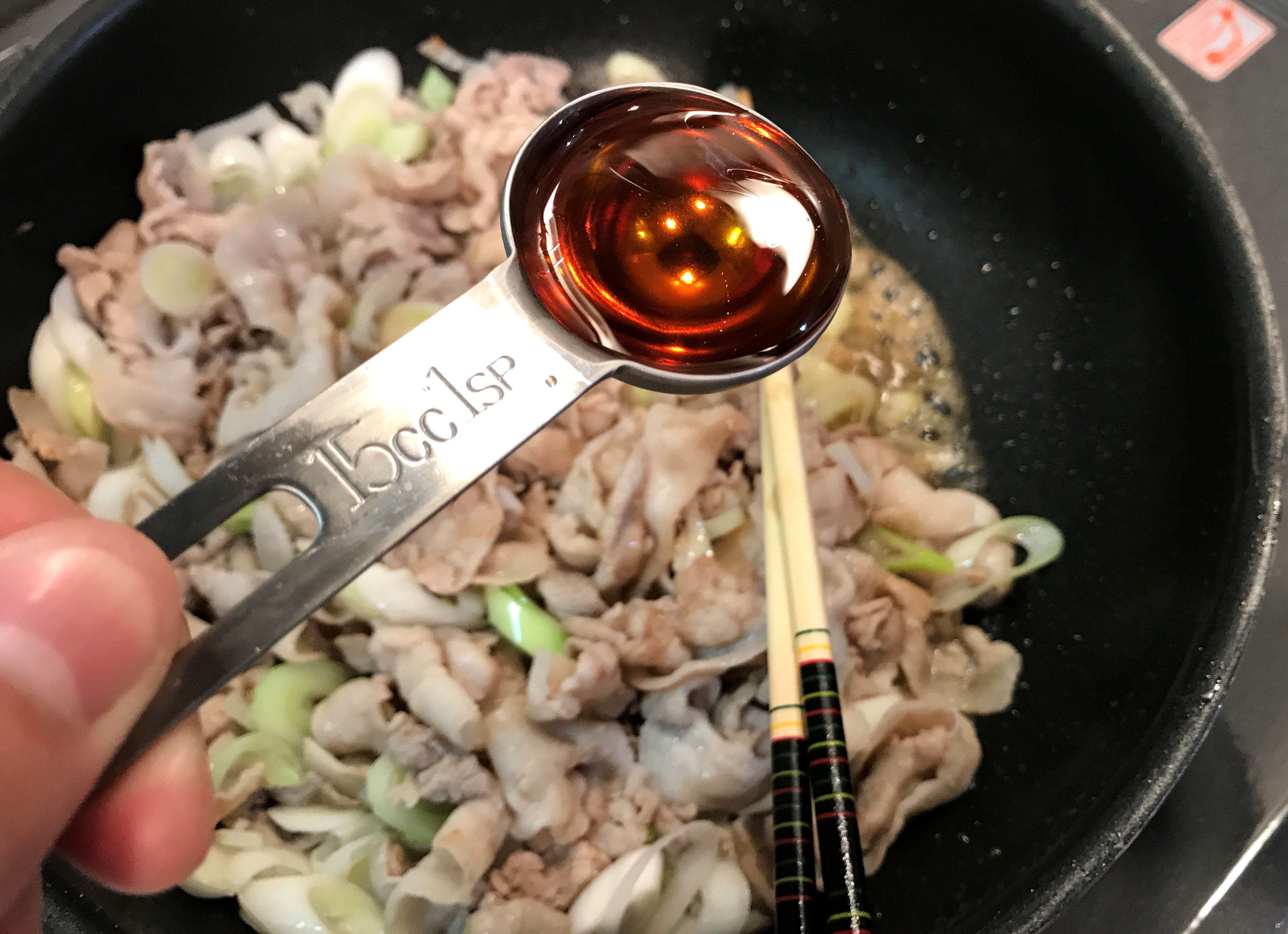 ナムプラーを入れる