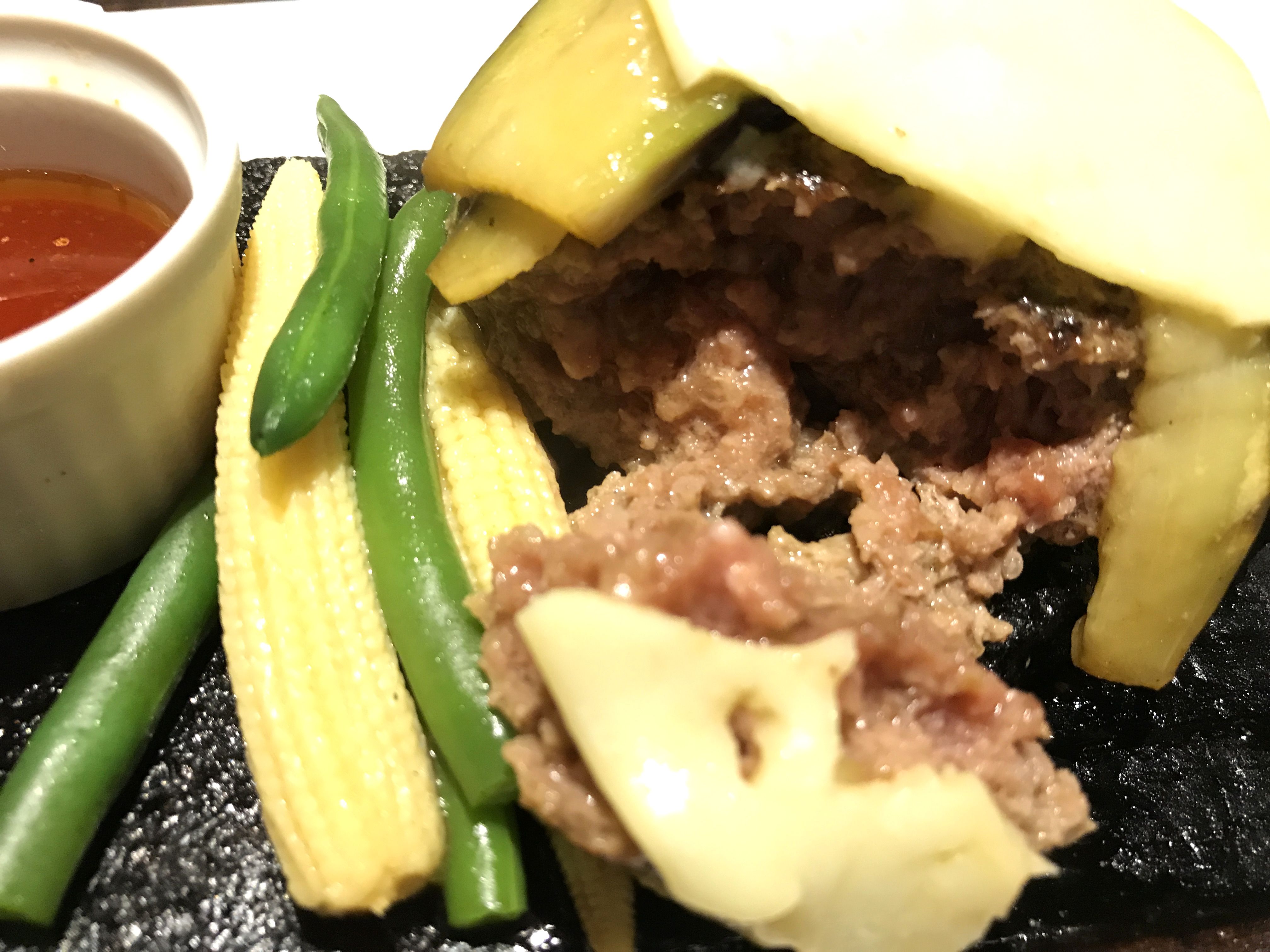 bonboriのハンバーグを切ったところ