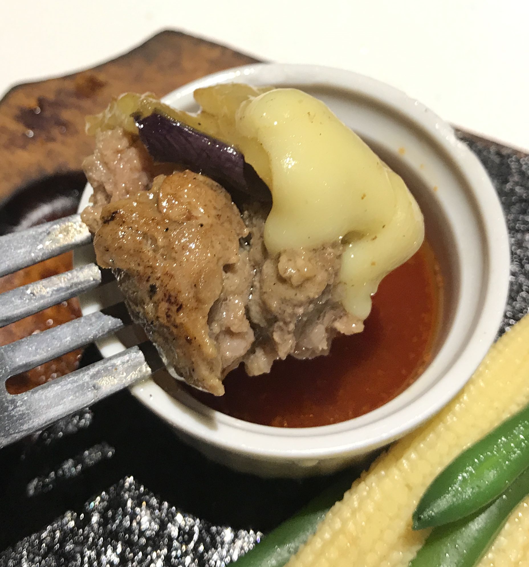 bonboriのハンバーグをタレにつける