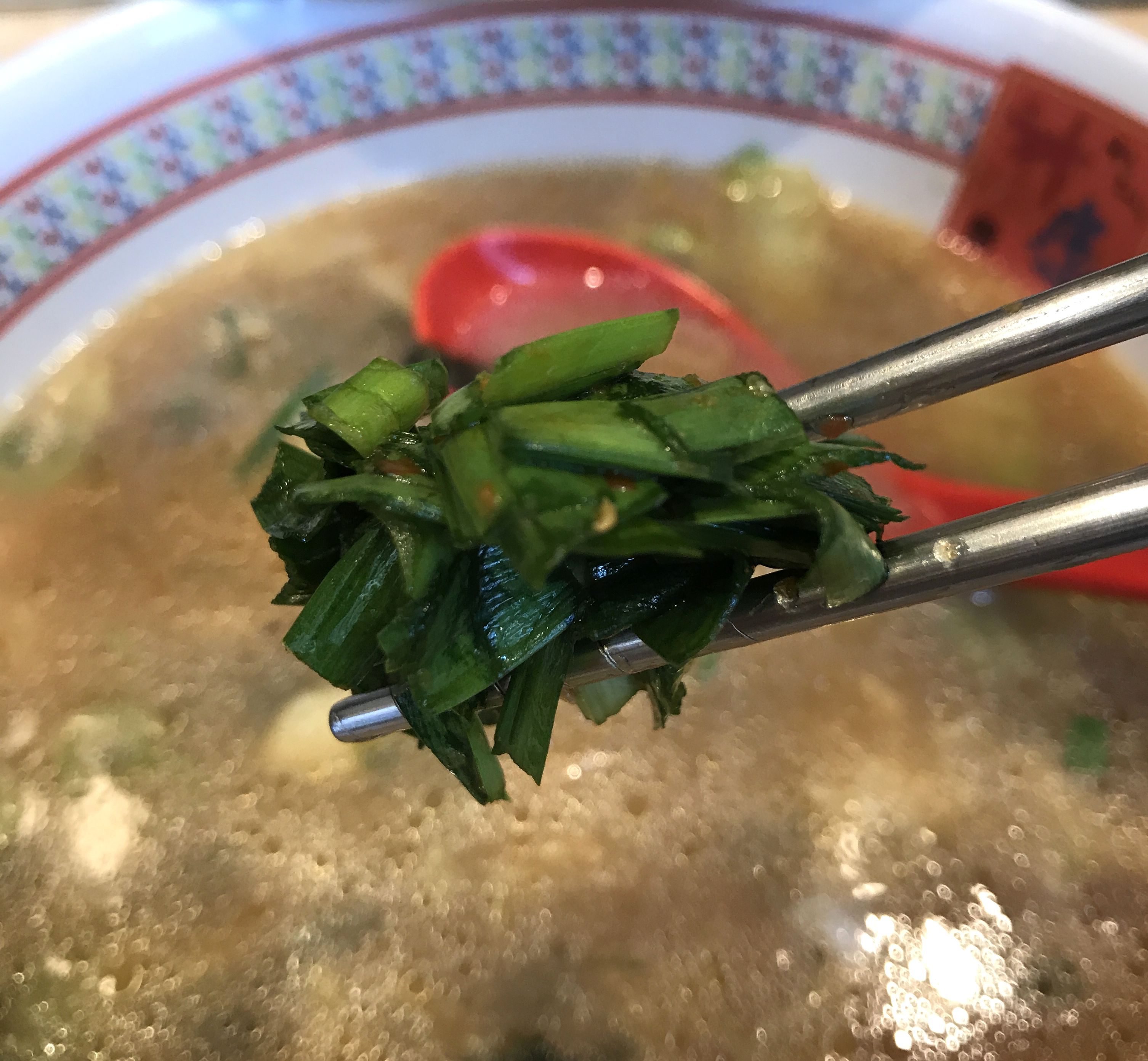神座のラーメン雑炊にニラを投入