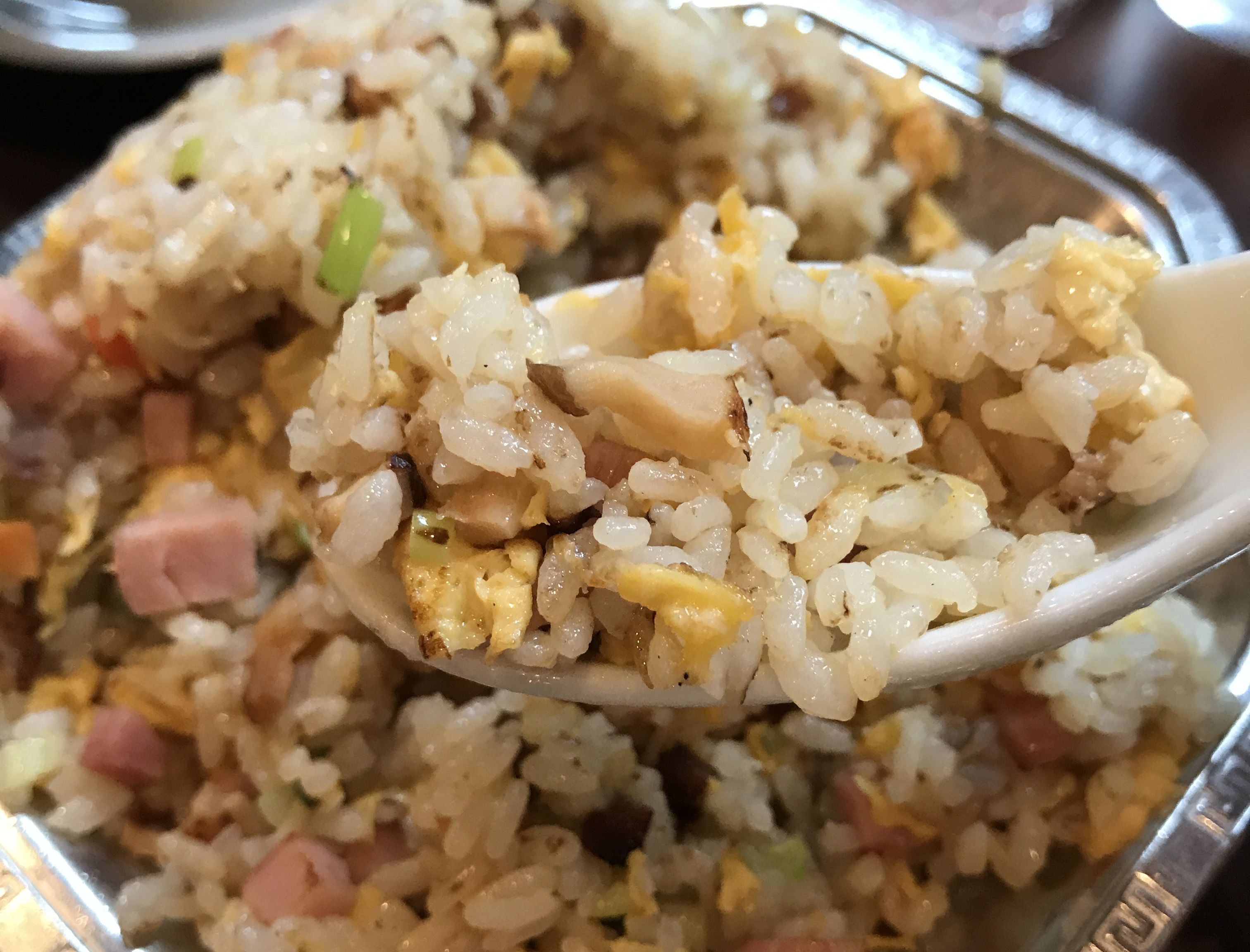 渋谷「麗郷」のチャーハンひとくち