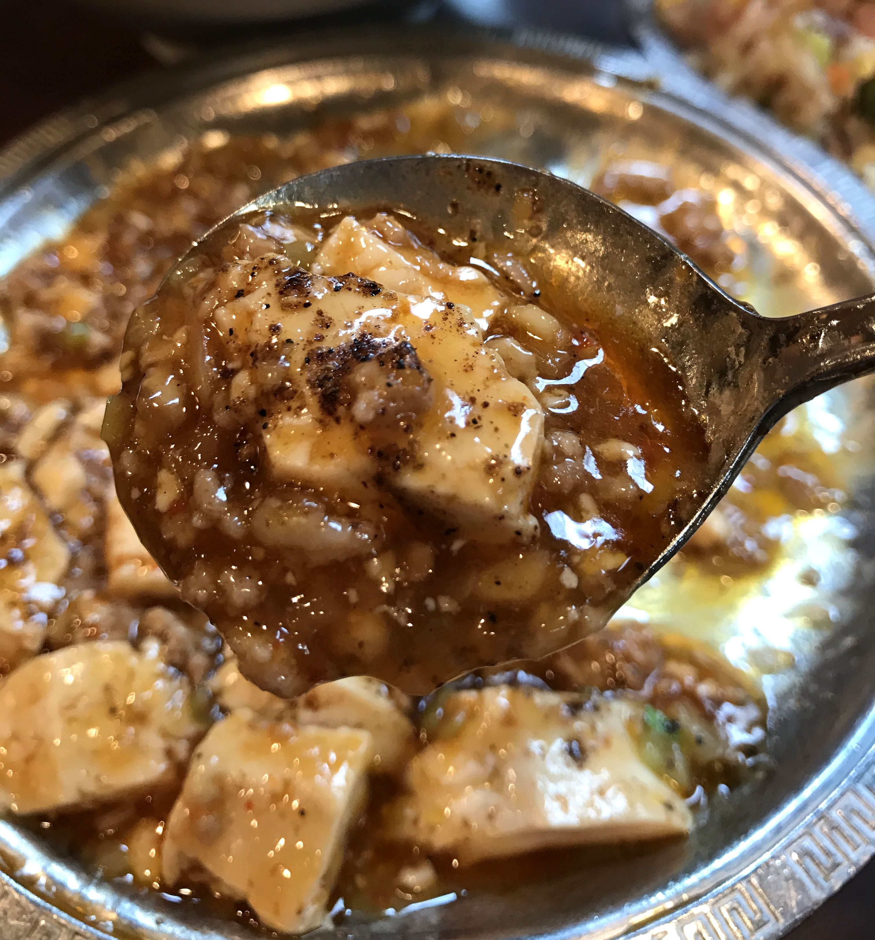 渋谷「麗郷」の麻婆豆腐_ひと口
