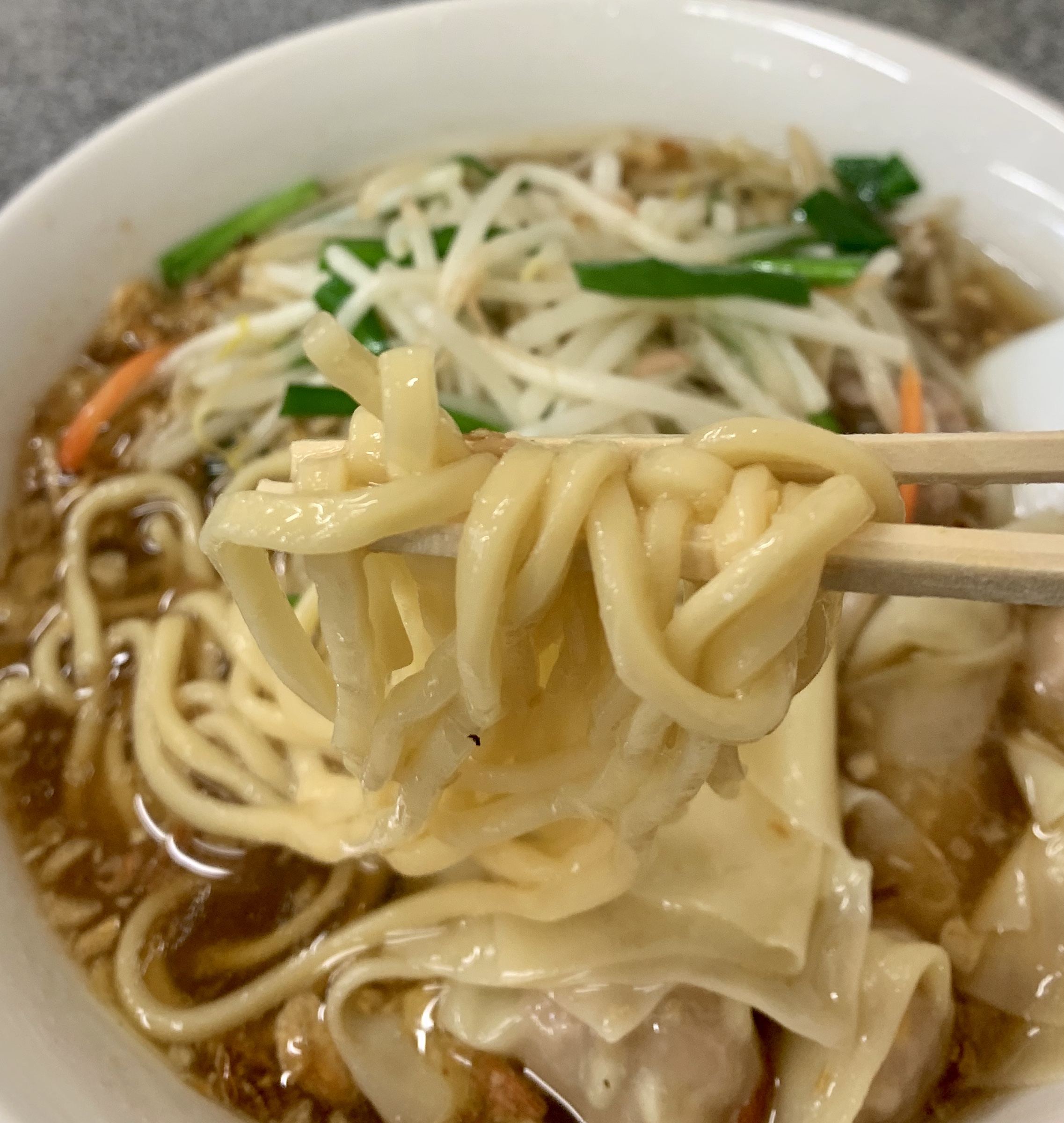 渋谷「喜楽」のもやしワンタン麺の麺