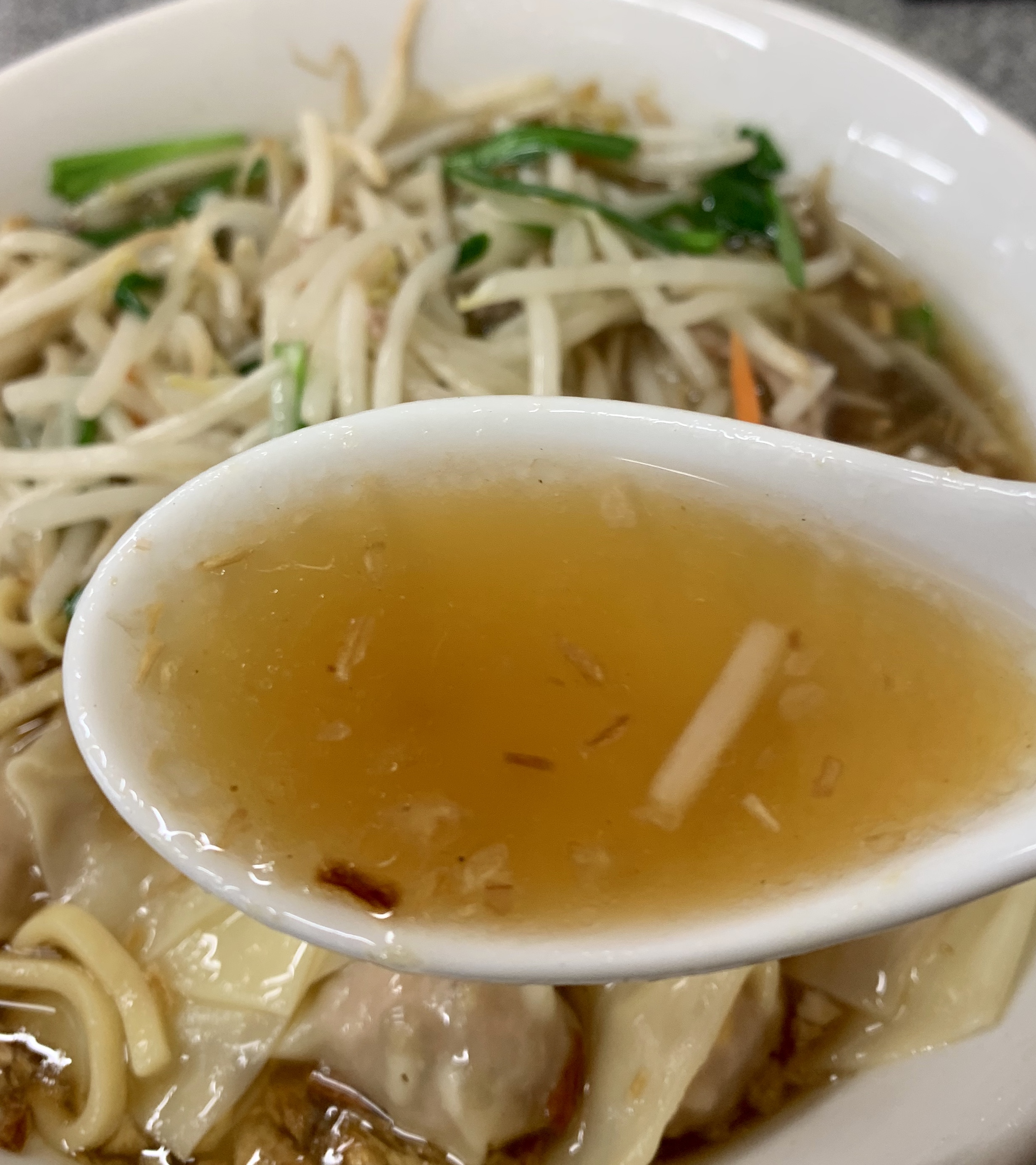 渋谷「喜楽」のもやしワンタン麺のスープ