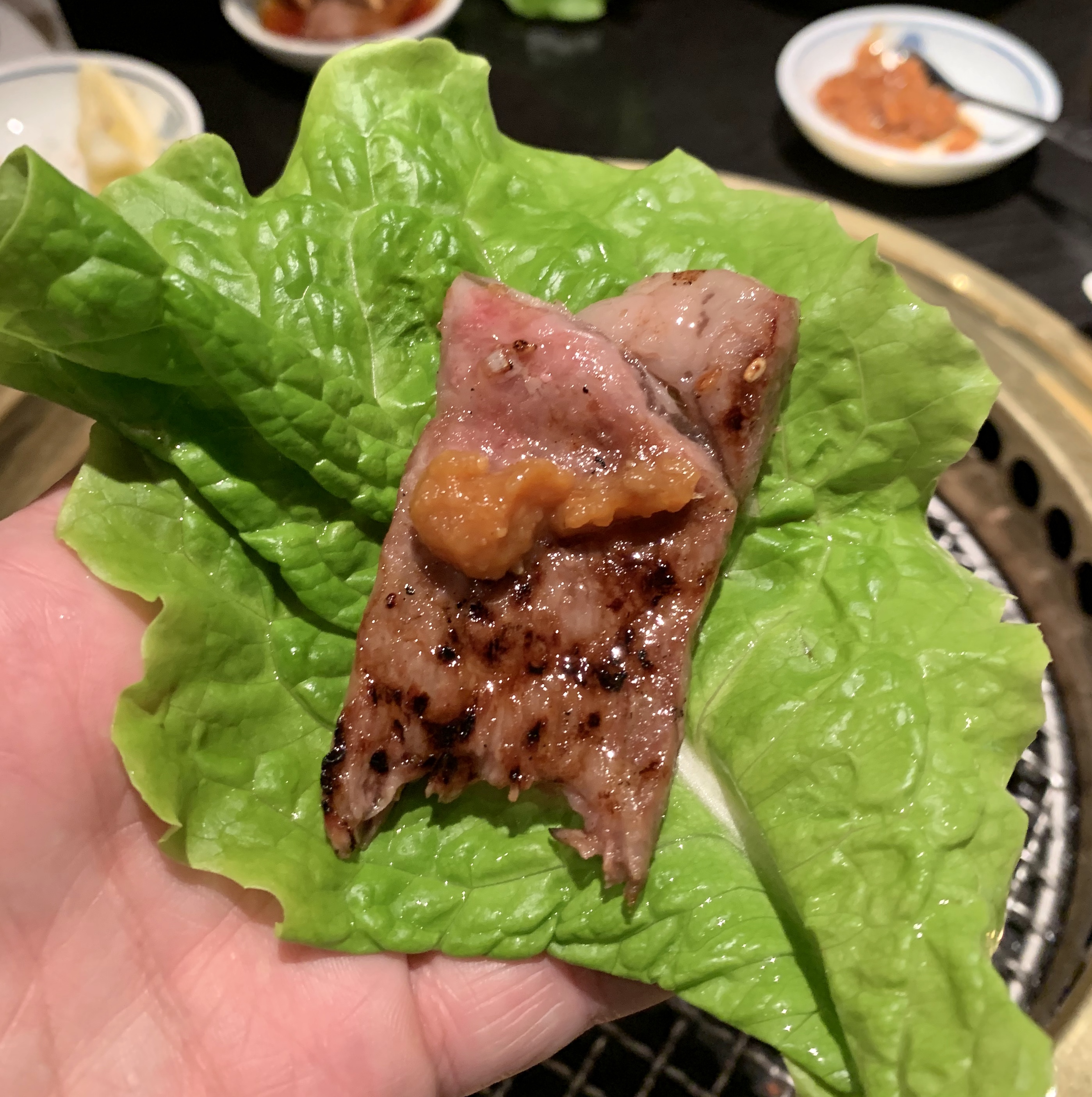 自由が丘の焼肉屋「漢江」のリブロースサンチュ巻き