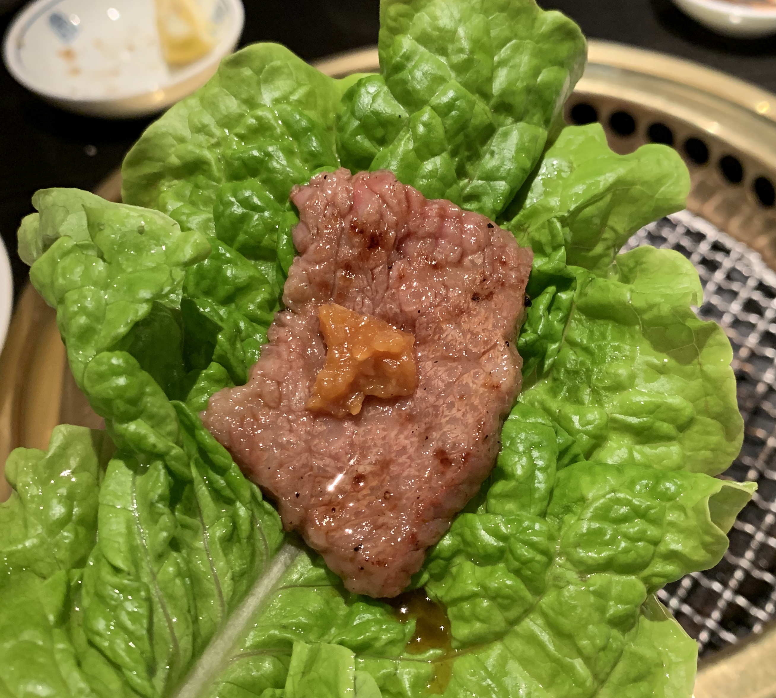 自由が丘の焼肉屋「漢江」のトモ三角サンチュ巻き