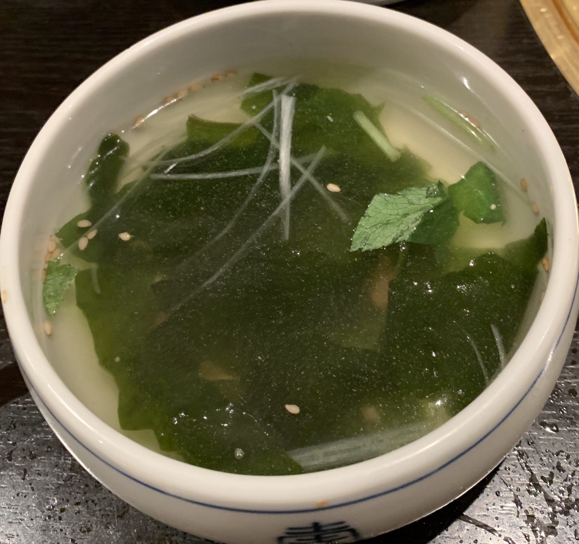 自由が丘の焼肉屋「漢江」の石焼ビビンバについているわかめスープ