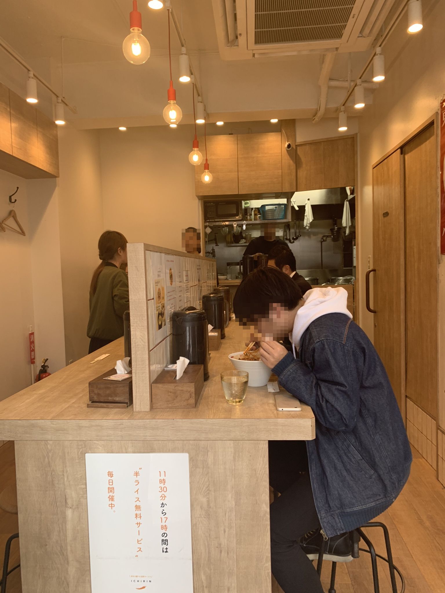 渋谷の辛麺屋一輪の内観