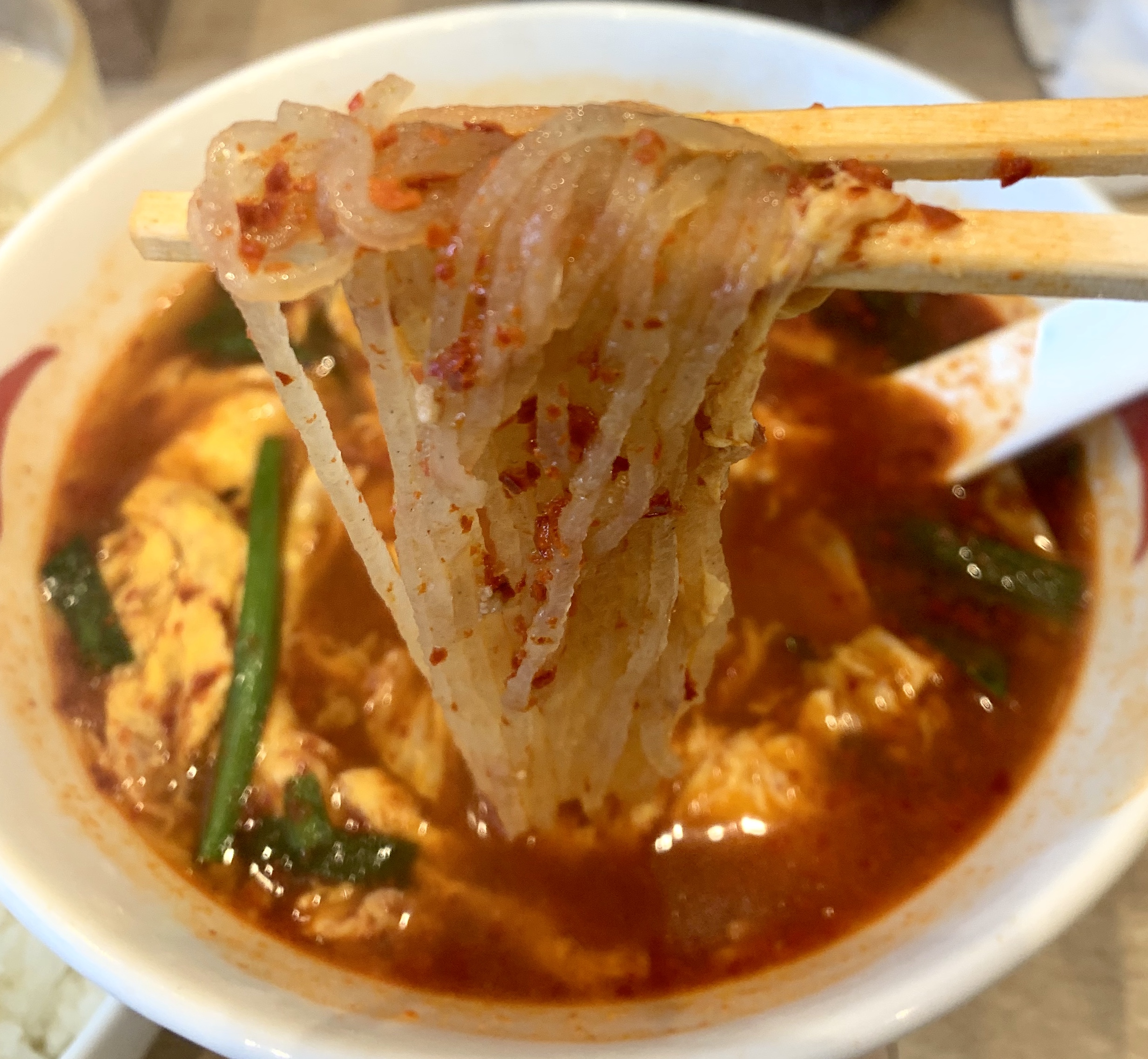 渋谷の辛麺屋一輪の辛麺のこんにゃく麺