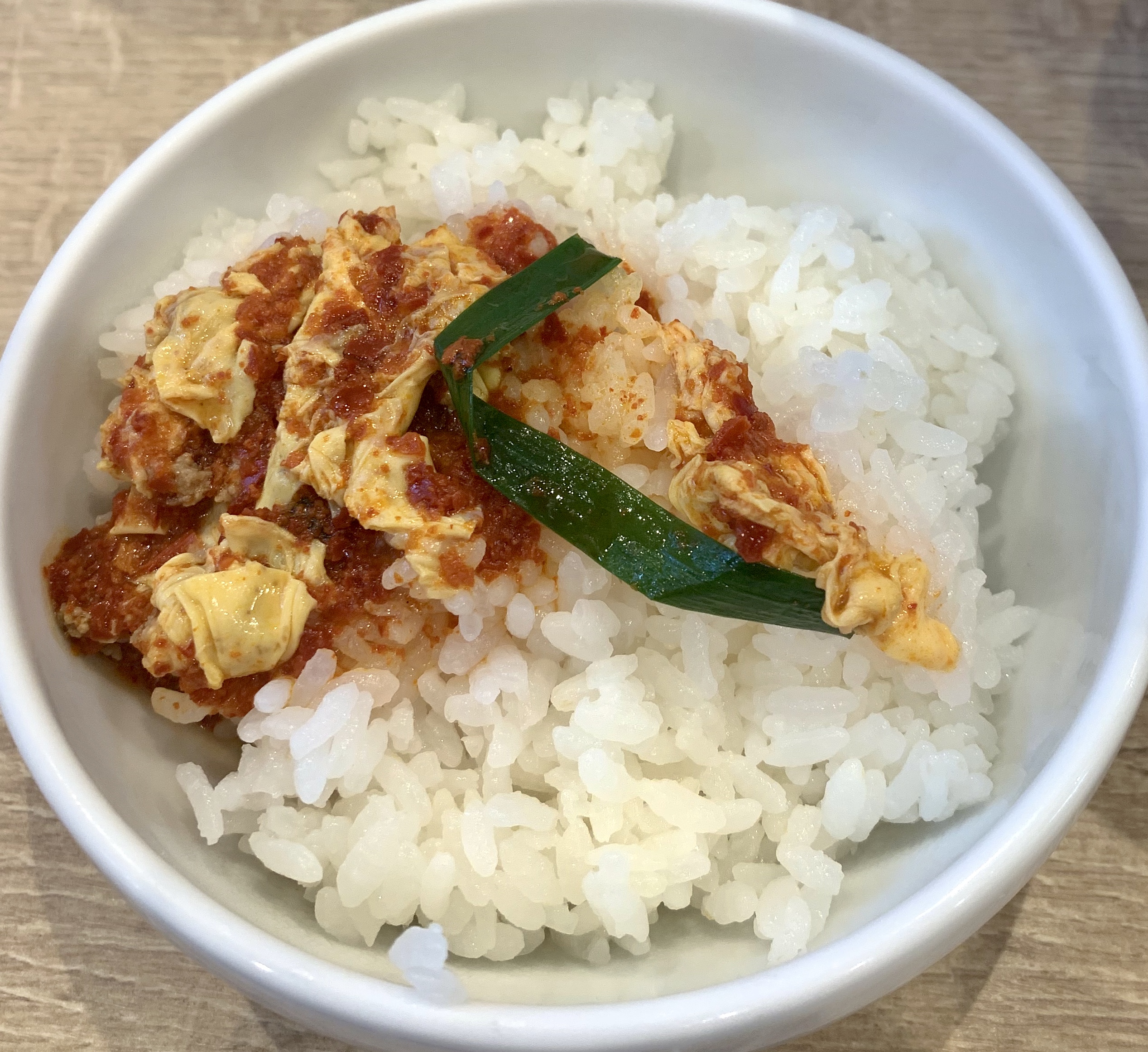 渋谷の辛麺屋一輪のご飯にスープかけ途中
