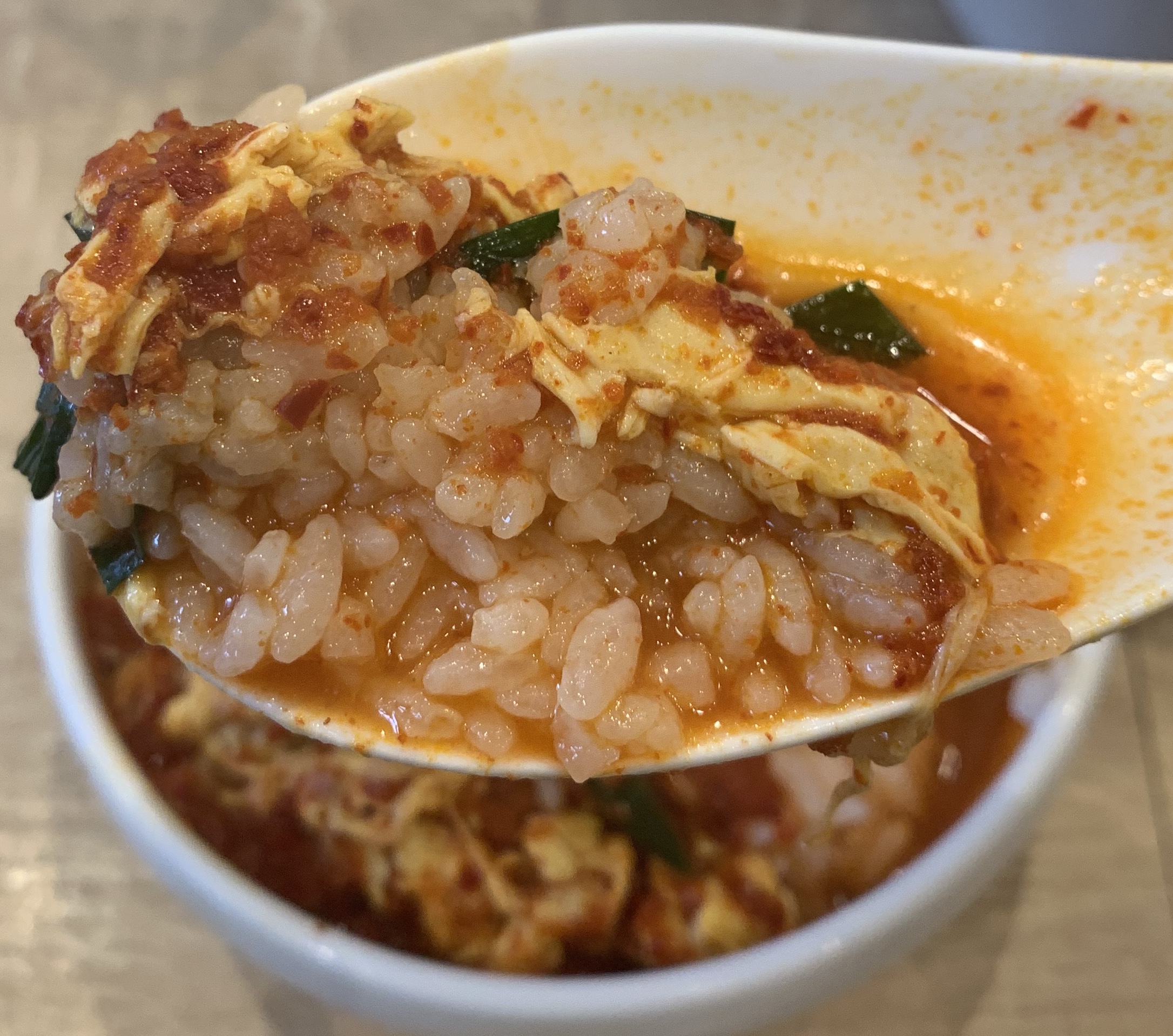 渋谷の辛麺屋一輪のスープかけご飯の一口